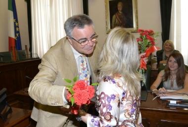 <strong>ELETTO.</strong> Paolo Lecci, con i garofani in mano, festeggiato dopo il voto
