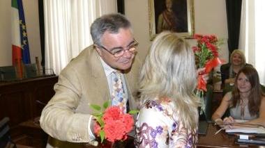 <strong>ELETTO.</strong> Paolo Lecci, con i garofani in mano, festeggiato dopo il voto