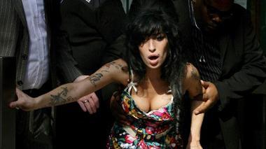 Amy Winehouse non è in grado di cantare Salta l'unico concerto italiano di Lucca
