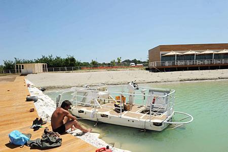 Sorpresa, a Pontedera c'è la spiaggia apre lo stabilimento balneare sul lago