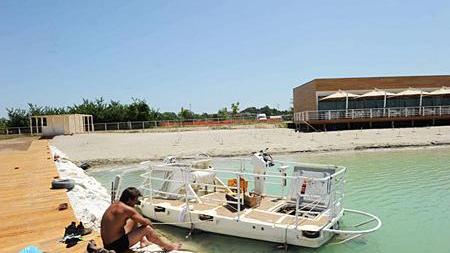 Sorpresa, a Pontedera c'è la spiaggia apre lo stabilimento balneare sul lago