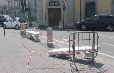 Le panchine danneggiate sul lungomare nei pressi di S.Jacopo    