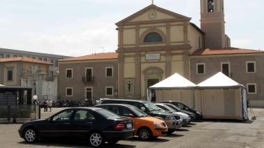 Diverse auto posteggiate in piazza San Jacopo in Acquaviva 