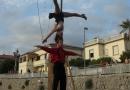 Due artisti del Cirque Branc durante un numero di equilibrismo 
