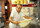 Giovanni al lavoro mentre prepara una pizza 