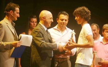 <b>OSCAR.</b> Il direttore del nostro giornale premia Omar Korri, il pi&ugrave; votato 