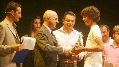 <b>OSCAR.</b> Il direttore del nostro giornale premia Omar Korri, il più votato