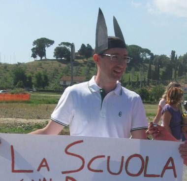 Uno dei tanti cittadini che ieri si sono travestiti da asino e hanno protestato alla rotatoria di Guasticce 