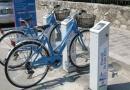 Nella foto a sinistra le biciclette in affitto installate in centro, accanto una delle bighe elettriche dei vigili 