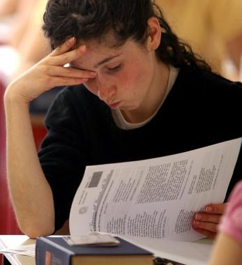 Una ragazza alle prese con lesame di maturit&agrave;: stamani il via con la prova di italiano 