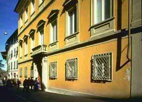 A destra l’ingresso del museo Guarnacci Accanto Alessandro Furiesi del settore cultura