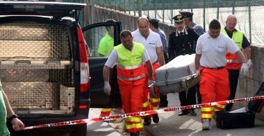<b>VIA SAN QUIRICO.</b> Il corpo di Davide viene portato via dai volontari della Svs 