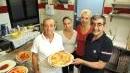 Giovanni Antonio e due collaboratrici della pizzeria