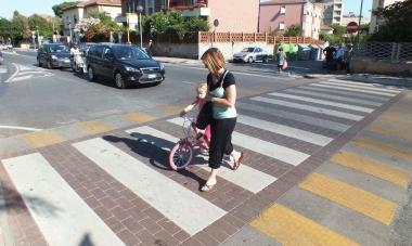 Uno dei due attraversamenti pedonali rialzati gi&agrave; fatti in largo Calamendrei 