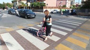 Uno dei due attraversamenti pedonali rialzati già fatti in largo Calamendrei