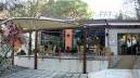 <b>LE TERME.</b> La zona del complesso in cui sorge il ristorante e a destra i titolari della palestra