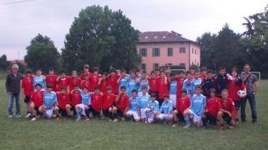 <b>AMICHEVOLE</b> Le squadre Esordienti di Bologna e Orbetello in posa per la foto ricordo