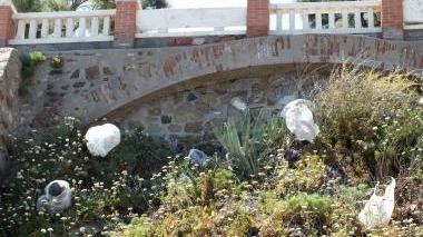 Resti di lanterne volanti lungo la ripa sotto piazza Bovio