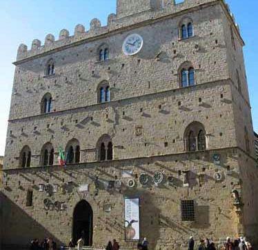 <b>PALAZZO DEI PRIORI</b> Una veduta del municipio di Volterra   