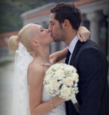 Il bacio tra Levan Mchedlidze e la moglie Khatia Khavadagiani 