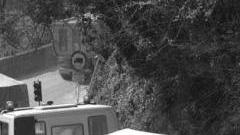 Un camion con un blocco di marmo