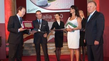 A sinistra l’ingegner Cardini mentre ritira il premio per la Magnani