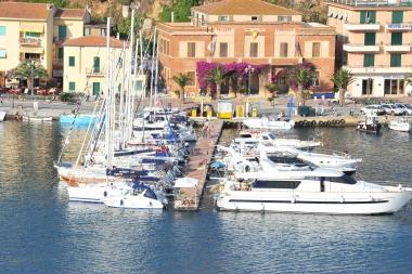 Una veduta dei pontili dellapprodo di porto Azzurro    