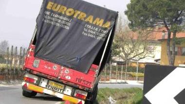 Un mezzo in fossa lungo via del Casone