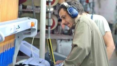 Un operaio al lavoro in un’azienda tessile della Piana