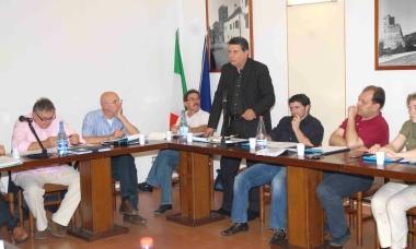 Contestata la bandiera Cgil sulla torre