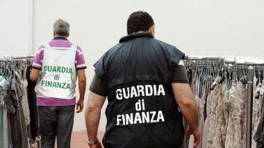 La guardia di finanza in un pronto moda cinese A destra la villa di Huang in via della Fattoria a Tavola