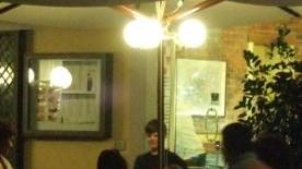 Giovani mentre bevono in un bar di sera