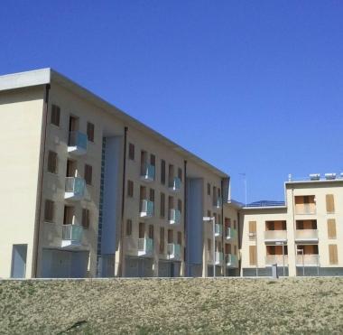 Lassessore Nicola Ciolini e in alto le case ad affitto calmierato di Fornacelle 