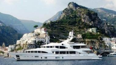 <b>YACHT.</b> A sinistra il Romanza mentre incrocia nelle azque di Amalfi