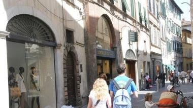 Negozi nelle vie principali nel centro storico (in una foto di archivio)