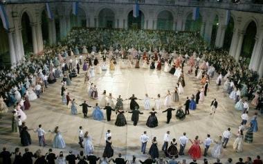 La coreografia suggestiva di un ballo risorgimentale in una piazza    