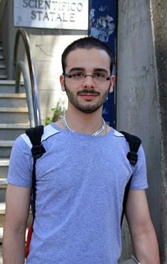 In alto Francesco Mazzotti alluscita dalla scuola  