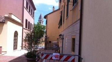L’ingresso di Villa Borri e uno scorcio del fiume termale chiuso