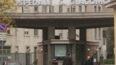 A destra il tratto di autostrada che porta a Serravalle Scrivia; a destra lospedale San Giacomo di Novi Ligure e in basso la moto Honda sulla quale viaggiavano Samuele Chioni e Serena Bertellotti 