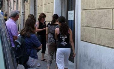 Cittadini in fila anche fuori dallufficio di Gaia in via Roma Sotti: caraffa piena di acqua   