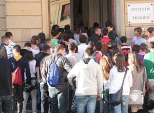 Tagli alla scuola, crescono gli studenti ma saranno meno i docenti