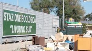 Gli abusivi davanti alla stazione ecologica: «Ci dai il ferro?»