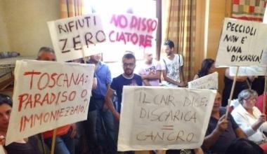 No all'ampliamento delle discariche: cittadini invadono la Provincia