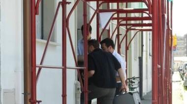 Nella foto grande a sinistra Papalini con Rocco Pompeo a Corea Sopra, l’amico Gasperini e a destra il docente scomparso mentre canta