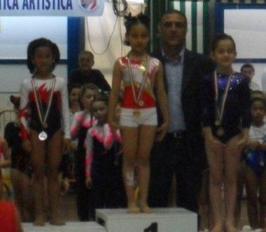 <b>PREMIAZIONE</b> La ginnasta con il presidente regionale Csen Pasquale Vento   