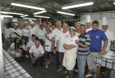 Foto di gruppo per i volontari impegnati nella festa della Croce doro 