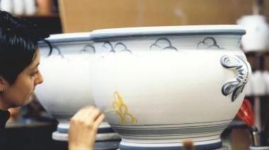 Un’artigiana della ceramica