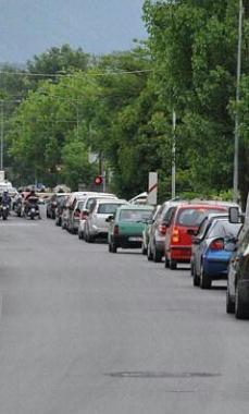 Una coda al passaggio a livello 
