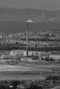 <b>PIANA. </b>Lalta ciminiera della Tioxide al centro della Piana di Scarlino    