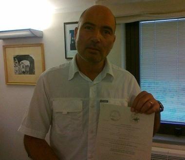 <b>QUERELA </b>Bizzarri mostra il volantino sotto accusa 